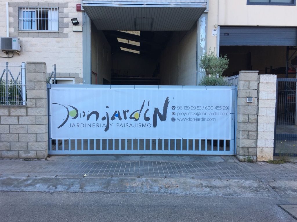 Lona publicitaria de gran formato instalada en Castellón de la Plana