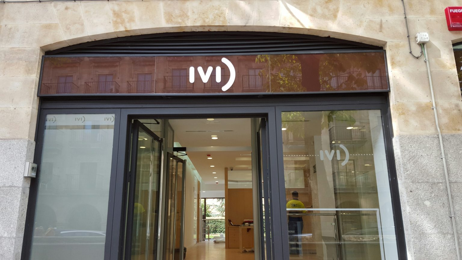 Rotulación de vehículo comercial en Valencia con vinilos personalizados