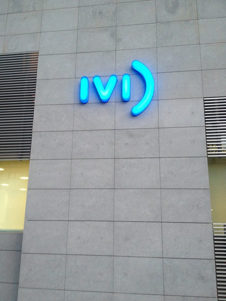 Letras corpóreas de aluminio instaladas en fachada comercial en San Vicente del Raspeig