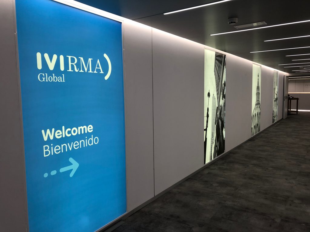 Rótulo luminoso LED instalado en fachada de tienda en Benidorm