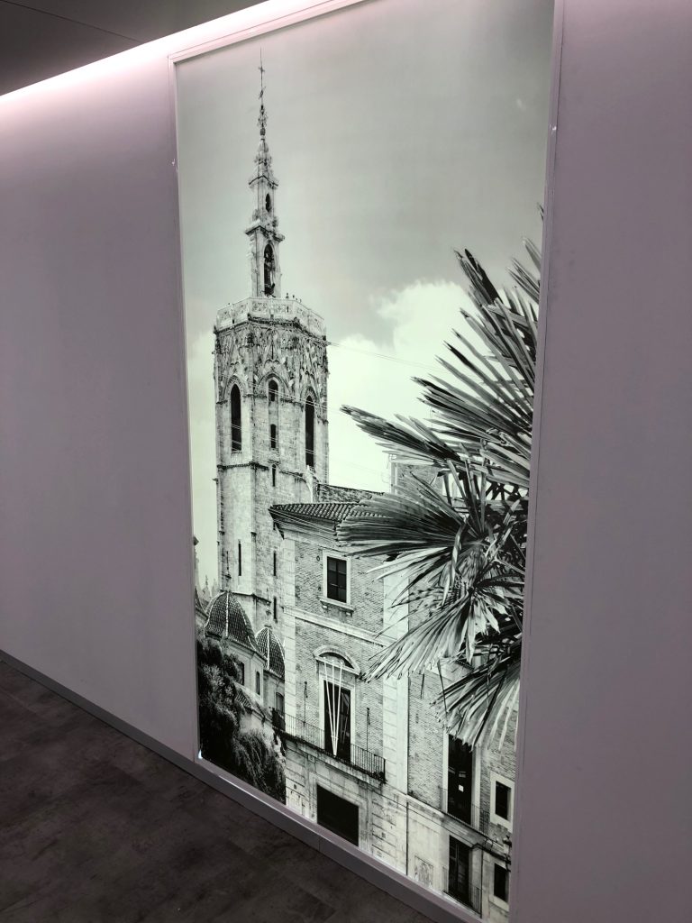 Rótulo comercial moderno instalado en Xàtiva