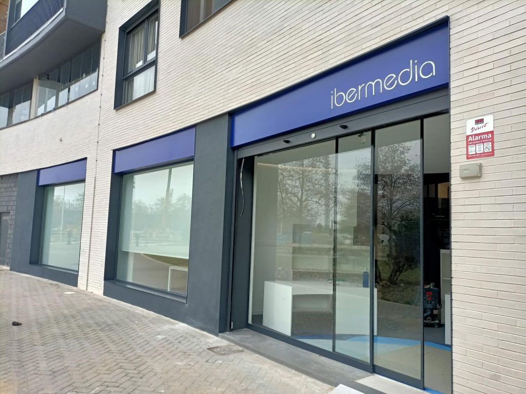 Letras corpóreas instaladas en fachada comercial en Paterna