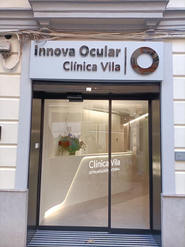 Rótulo luminoso LED instalado en fachada de tienda en Paterna