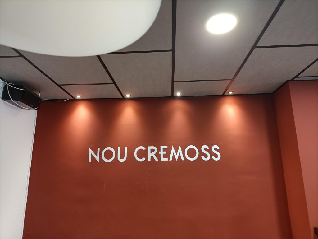 Rótulo luminoso LED instalado en fachada comercial en Burjassot