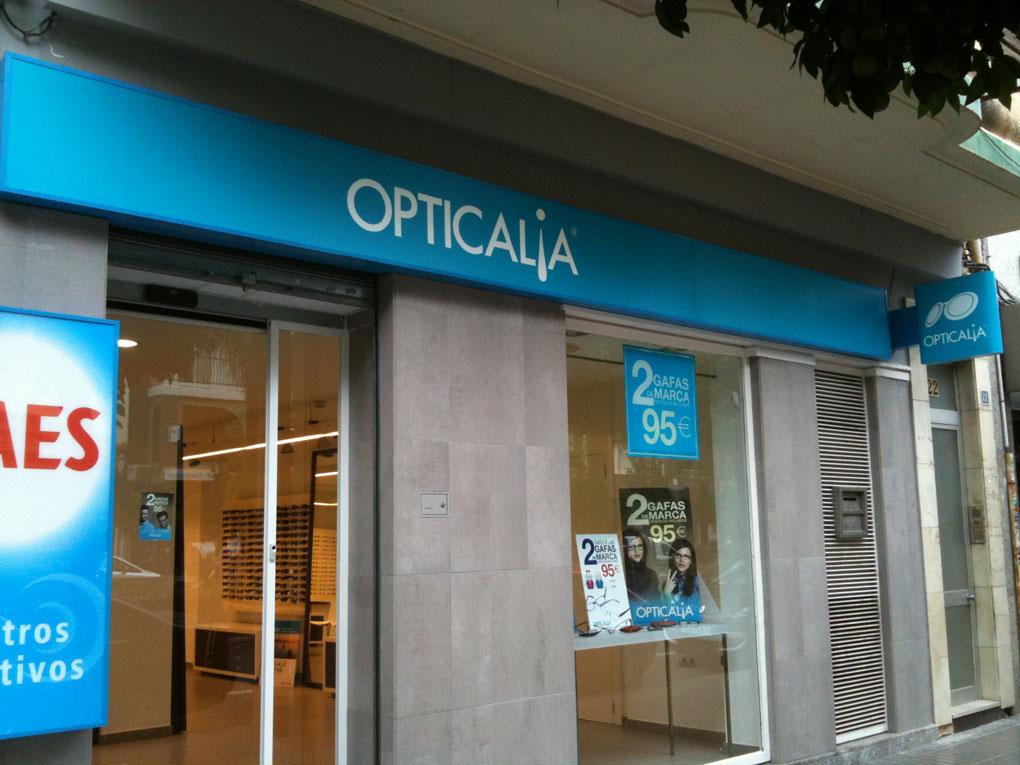 Rótulo luminoso LED instalado en fachada de tienda en Torrent