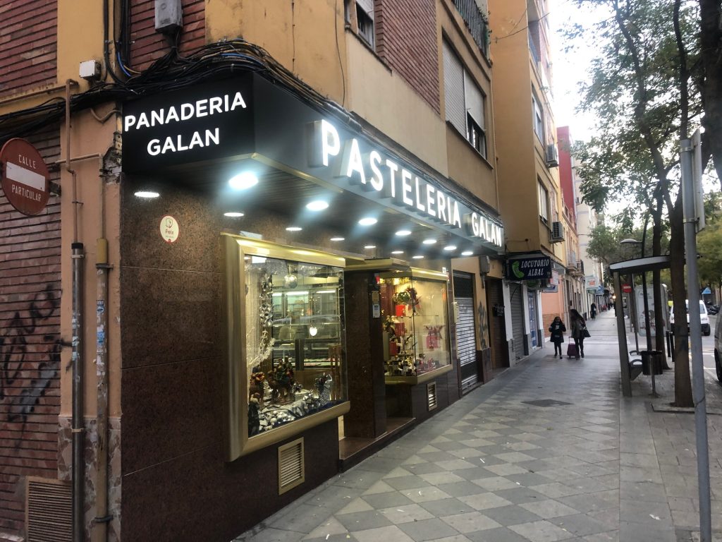 Rótulo luminoso LED instalado en fachada de comercio en Gandía