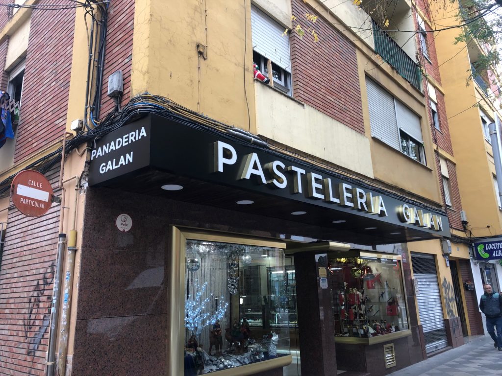 Decoración de fachadas comerciales en Valencia por Área Rotulación.