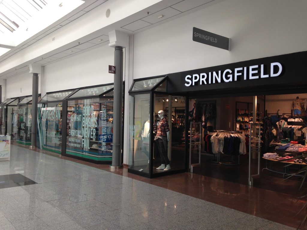 Rótulo luminoso en Valencia para tienda comercial instalado por Área Rotulación