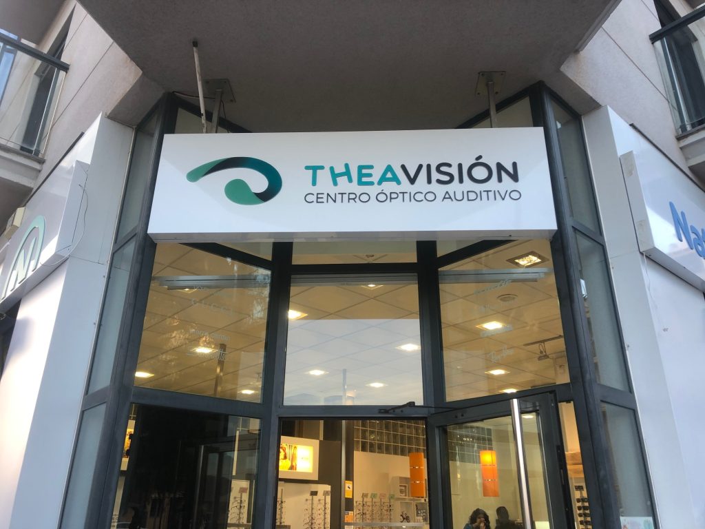 Rótulo luminoso LED instalado en fachada de comercio en Sagunto