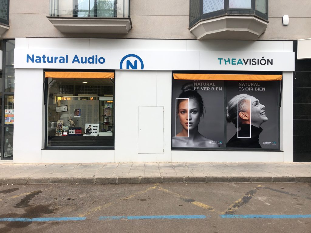 Rótulo luminoso LED instalado en fachada de tienda en Alcoy