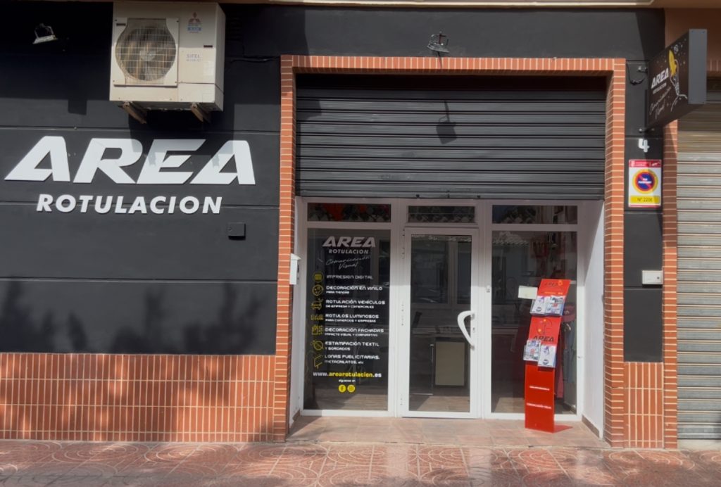 Decoración de fachada comercial moderna en Manises