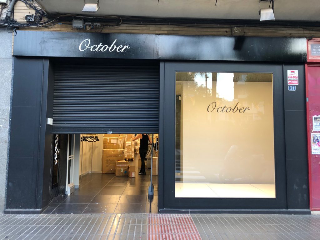 Rótulo luminoso LED instalado en fachada comercial en Ontinyent